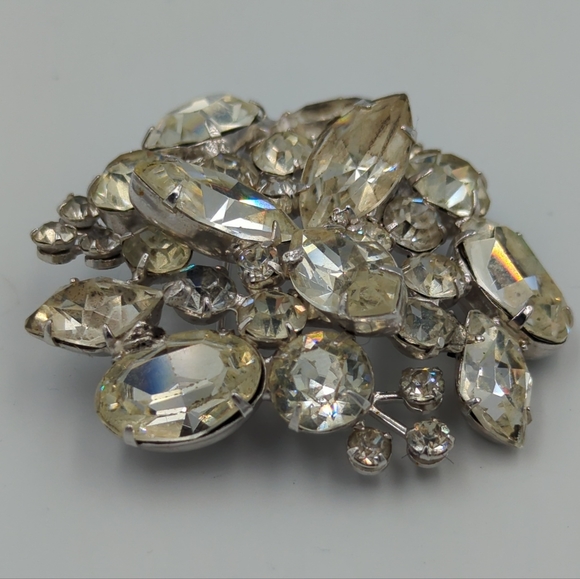 WEISS Clear Rhinestone Brooch Silver Tone Vintage Signed Rhodium Plating Pin - Picture 3 of 10